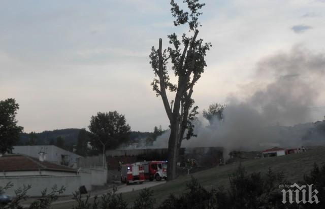 Пожарът в завода за отпадъци край Шишманци е овладян