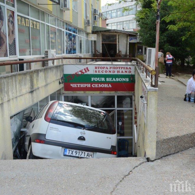 Уникум! Жена паркира в...магазин (СНИМКИ)