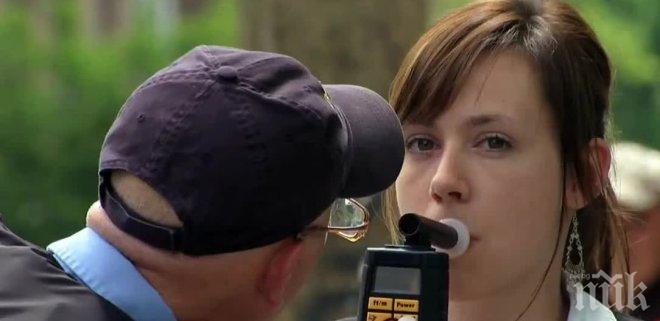 Съобразителна шофьорка оспори успешно съставен й акт заради двусмислено предложение от страна на полицая: Ще духаш ли?