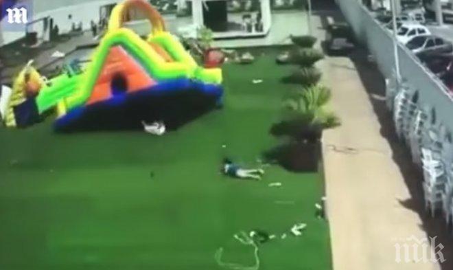 Ураганен вятър отвя детски надуваем замък в Мексико (ВИДЕО)