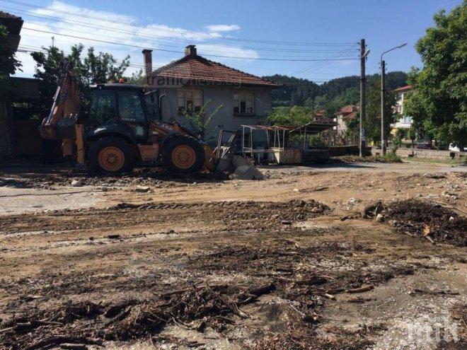 СТИХИЯ! Вижте страхотния порой в Калофер, отнесъл улица и пазар (ВИДЕО) 