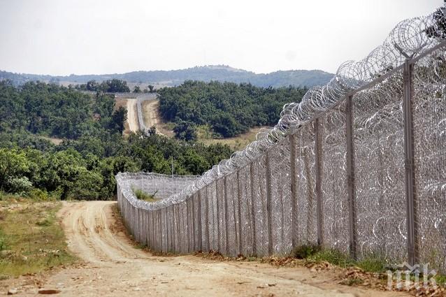 Снимки разкриват: 21 км от оградата по границата с Турция е единична, а е платено за двойна? Къде са парите?