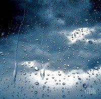 ПЪРВО В ПИК: Пролетна буря връхлетя Пловдив - дъжд се лее като из ведро, гръмотевици раздират небето (СНИМКИ)