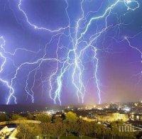 Страшна буря в Северна Германия! Железниците спряха работа