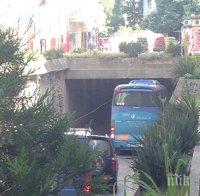 ЗАСЕЧКА! Автобус се заклещи в подлез във Варна 