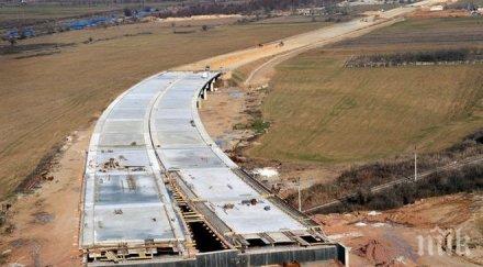 скандал обвиниха гръцка строителна компания пране пари тежка корупция македония