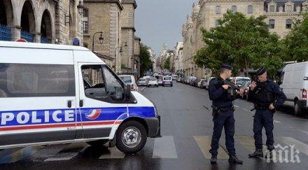 сирия изкрещял нападателят размаха чука нотр дам