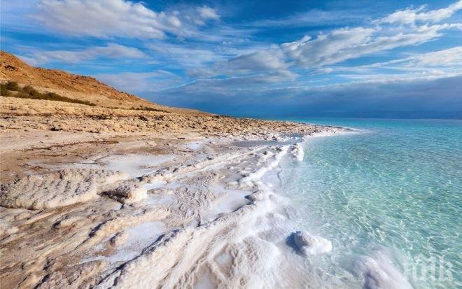 Всяка година Мъртво море се свива с по един метър