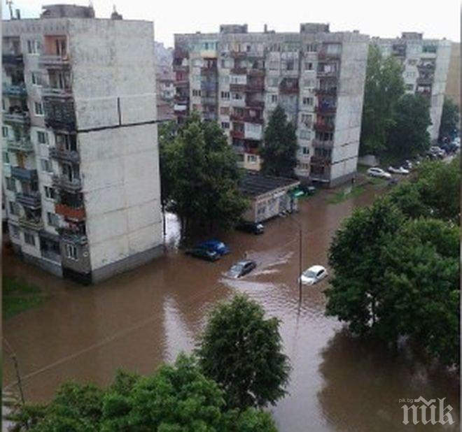 Порой се изсипа над Ботевград, наводни улици на града