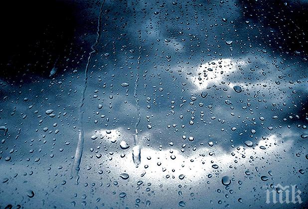 ПЪРВО В ПИК! Буря с невиждан дъжд стъписа софиянци (СНИМКИ)