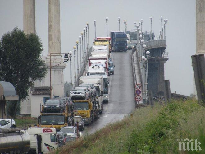 Абсолютен рекорд на Дунав мост: 60 хиляди коли на румънци, почивали у нас, се прибраха в родината