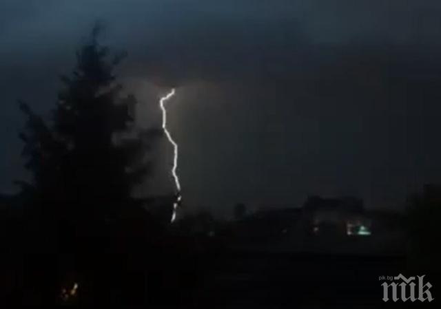 Страховити светкавици разцепват София! Тежки черни облаци надвиснаха над града, гърми и трещи (СНИМКИ/УНИКАЛНО ВИДЕО)
