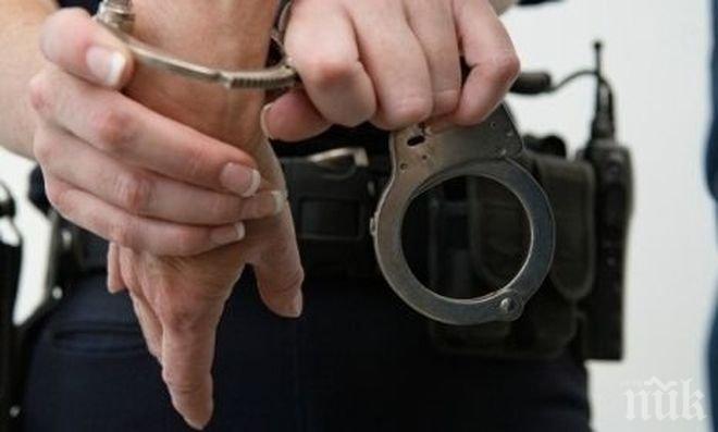 Младежи свиха 400 лева, храна и лекарства от старица на спирка