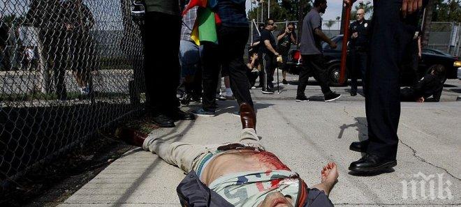 ШОК: Мъж се самонамушка с нож пред очите на десетки минувачи

