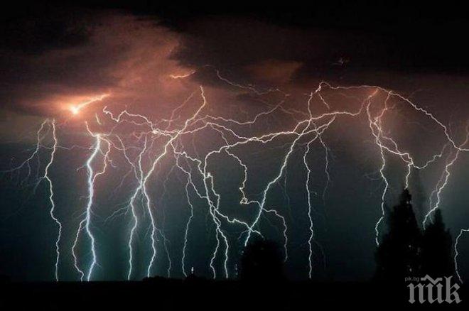 Гръм и мълнии довечера! Ето къде ще вали и трещи