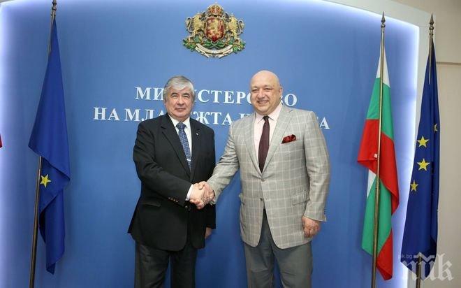 Красен Кралев и руският посланик Макаров на важна среща за спорта (СНИМКИ)