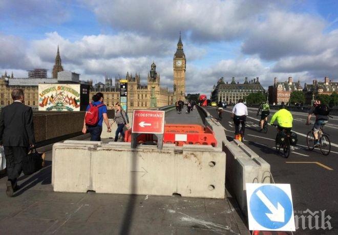 АЛАРМА! Колоездачи скочиха срещу бетонните прегради на Лондон Бридж  