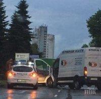 Извънредно! Тежка катастрофа до болницата в Бургас, два буса смазаха Мерцедес