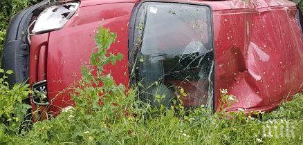 две коли метнаха крайпътни канавки избегнаха удар помежду снимки