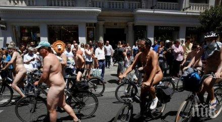 голи велосипедисти окупираха центъра мадрид