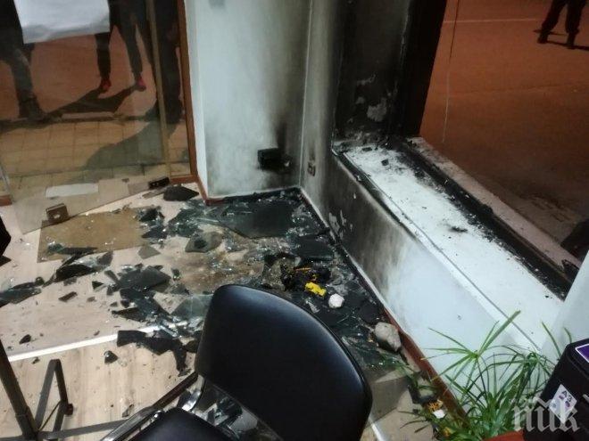 ПЪРВО В ПИК! Запалиха информационния център за мината в Трън