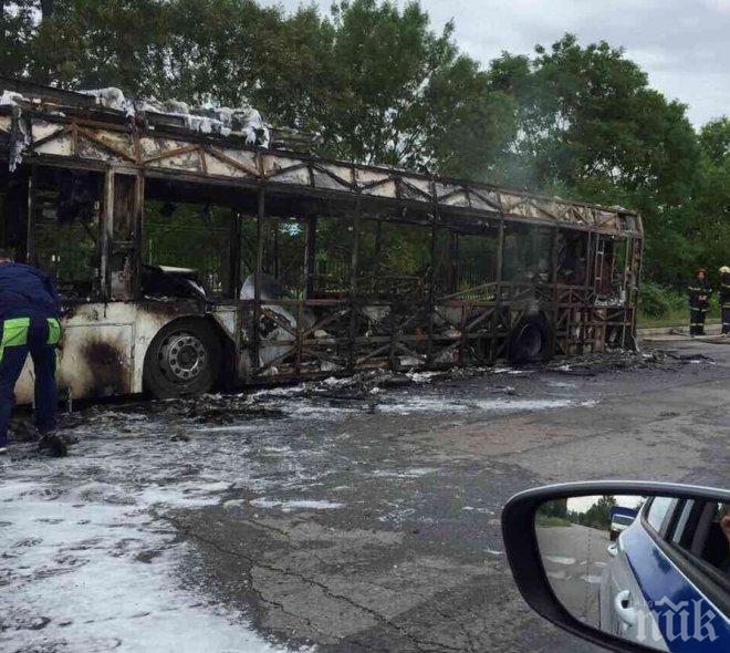 ИЗВЪНРЕДНО В ПИК TV! Зловещ инцидент в София - вижте какво остана от рейса на градския транспорт, който се запали в „Слатина“ (ВИДЕО/СНИМКИ)