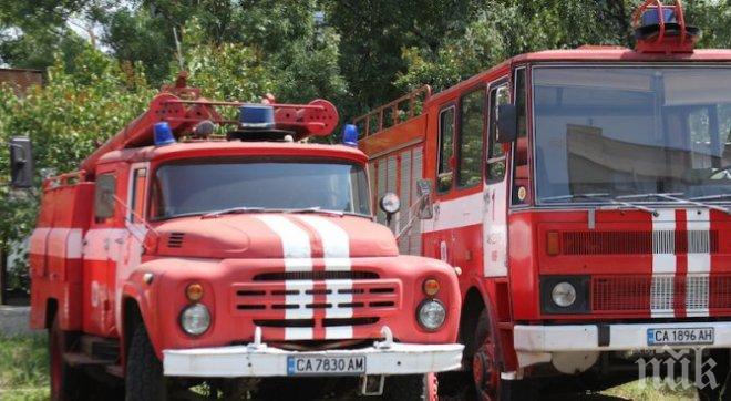 Запали се хале за отпадъци в Кремиковци