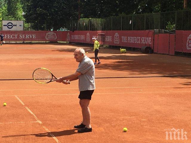 Здрав дух! 97-годишен пловдивчанин още има сила да мята топките (ВИДЕО)