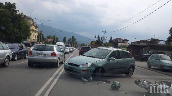Меле между 3 коли край Нови Хан - ранена е жена 