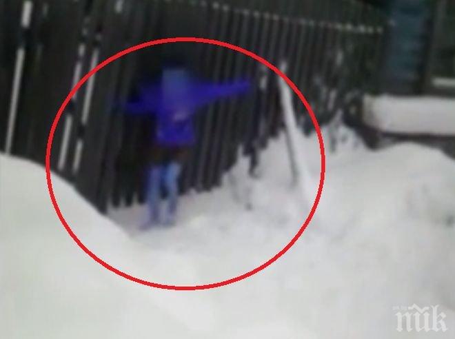 Майка на три деца изгони на студа полуголата си дъщеря с възпитателни цели (ВИДЕО)