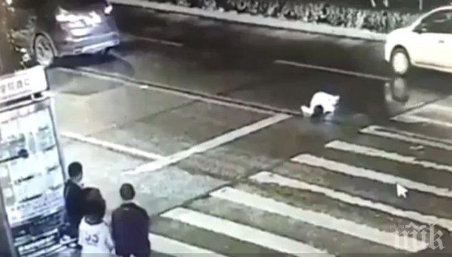 ШОКИРАЩО ВИДЕО (18+): Кола блъсна жена на пешеходна пътека, след минута втора я премаза окончателно 