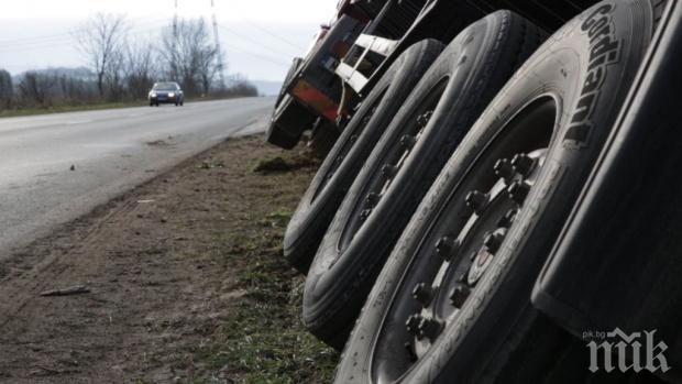 Водач на ТИР е пострадал при катастрофа на входа на Ботевград, трафикът е затруднен