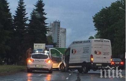 Извънредно! Тежка катастрофа до болницата в Бургас, два буса смазаха Мерцедес