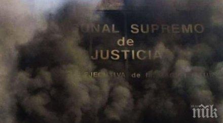 напрежение протестиращите каракас запалиха сградата върховния съд