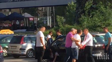 бабаит преби жена пътя случайни минувачи успяха спрат видео