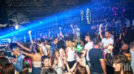 поредна нощ мощно ретро разтърси студентски град клуб снимки