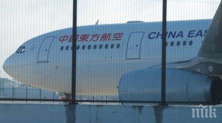 пътнически самолет приземи аварийно заради дупка корпуса двигателя снимки