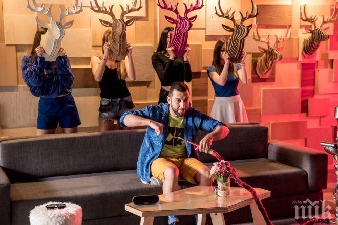 Айляците RDMK избухнаха с щуро парче - танцуват им мацки с еленски рога (СНИМКИ+ВИДОЕ)