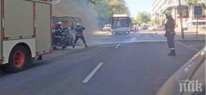 Микробус се запали в движение в Бургас