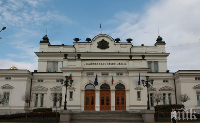 Парламентът си купува столове в пъти по-евтини от тези на Софийска вода