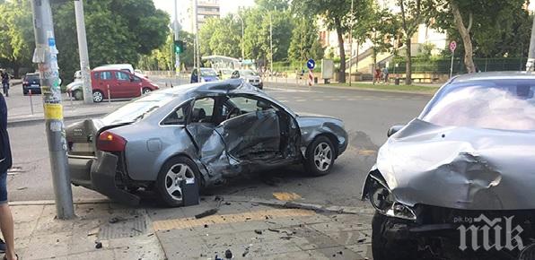 Ауди и Пежо се помляха в Бургас, малко момиченце е обляно в кръв (СНИМКИ)