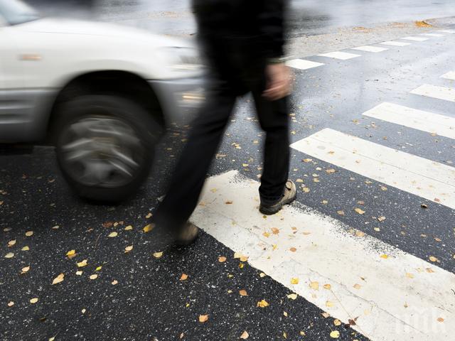 Кола помете ученик на пешеходна пътека в София