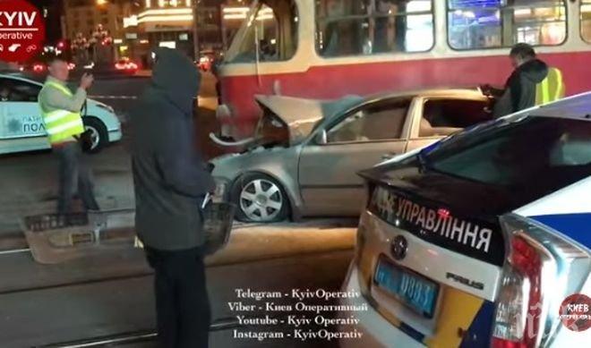 Екшън! Украински депутат се заби с автомобила си в трамвай в Киев (ВИДЕО)