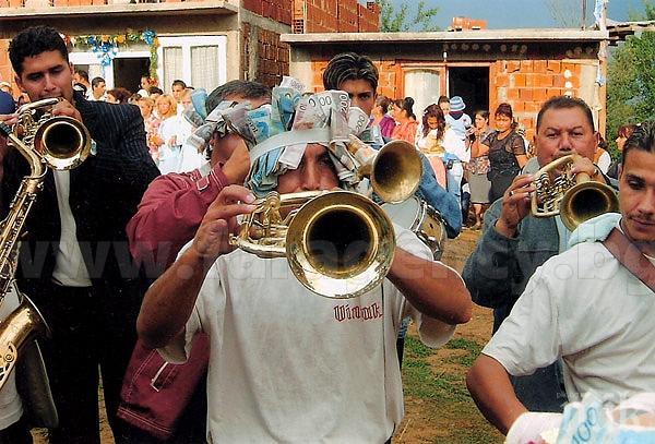 РОМСКИ ЗАКОНИ! Омъжиха насила 13-годишно момиче - бракът бил консумиран
