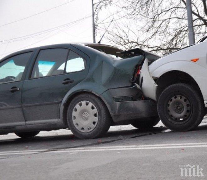 Верижна катастрофа в София прати трима души и дете  в болница