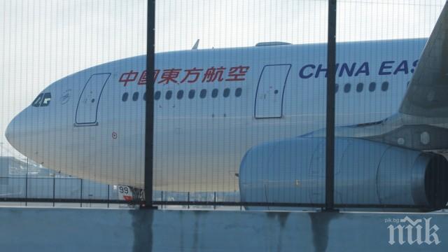 Пътнически самолет се приземи аварийно заради дупка в корпуса на двигателя (СНИМКИ)