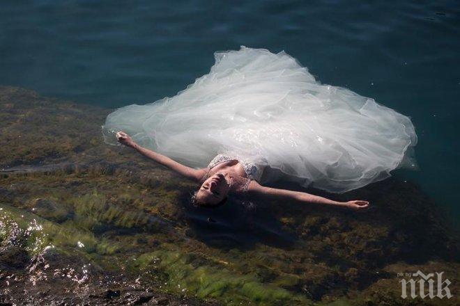 НЕОБИЧАЙНО: Младоженка се направи на русалка и засне сватбата си под водата (ВИДЕО)