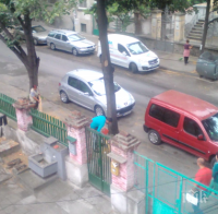 АКЦИЯ ЛИПА: Пловдивски роми метат нападалия цвят от улиците и го предават за чай
