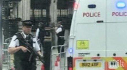 напрежение лондон арестуваха мъж британския парламент носел хладно оръжие