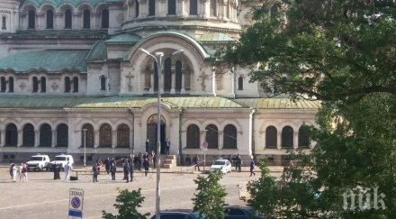 извънредно пик камбаните бият празнично гости прииждат благодарствения молебен симеон сакскобургготски невски видео снимки